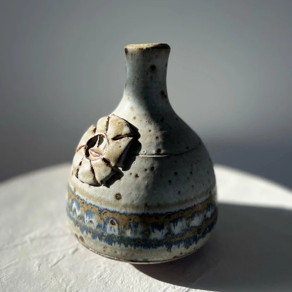 STUNNING MID-CENTURY HANDMADE‎ SIGNED STUDIO POTTERY GREY W/ SPECKLED BROWN